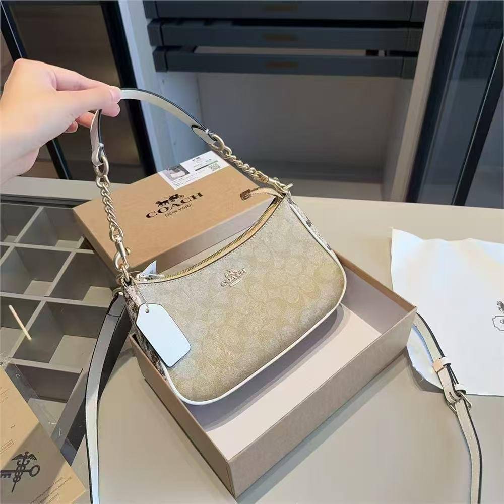 Coach
95 dhs🇦🇪🇦🇪 
high quality With box24cm

Zain21
♥️♥️♥️