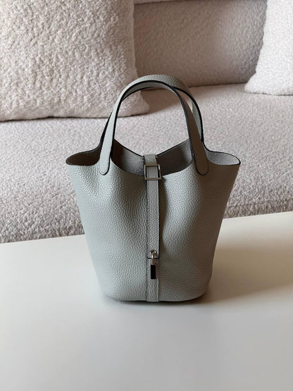 Hermes picotin 18cm💕master quality😍


with box❤️
🎁🎁🎁

320 dhs🪙🌨️

Zain52
♥️♥️♥️