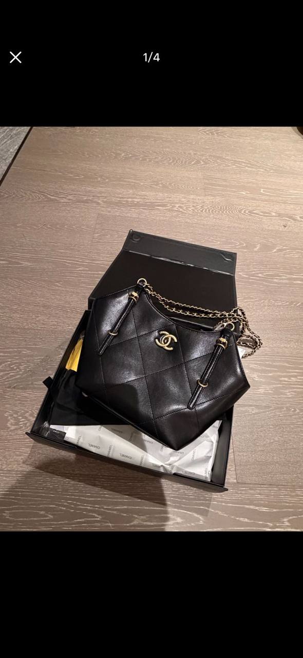 Chanel
90 dhs✅
Good-quality 
Size：28CM

Zain35
♥️♥️♥️