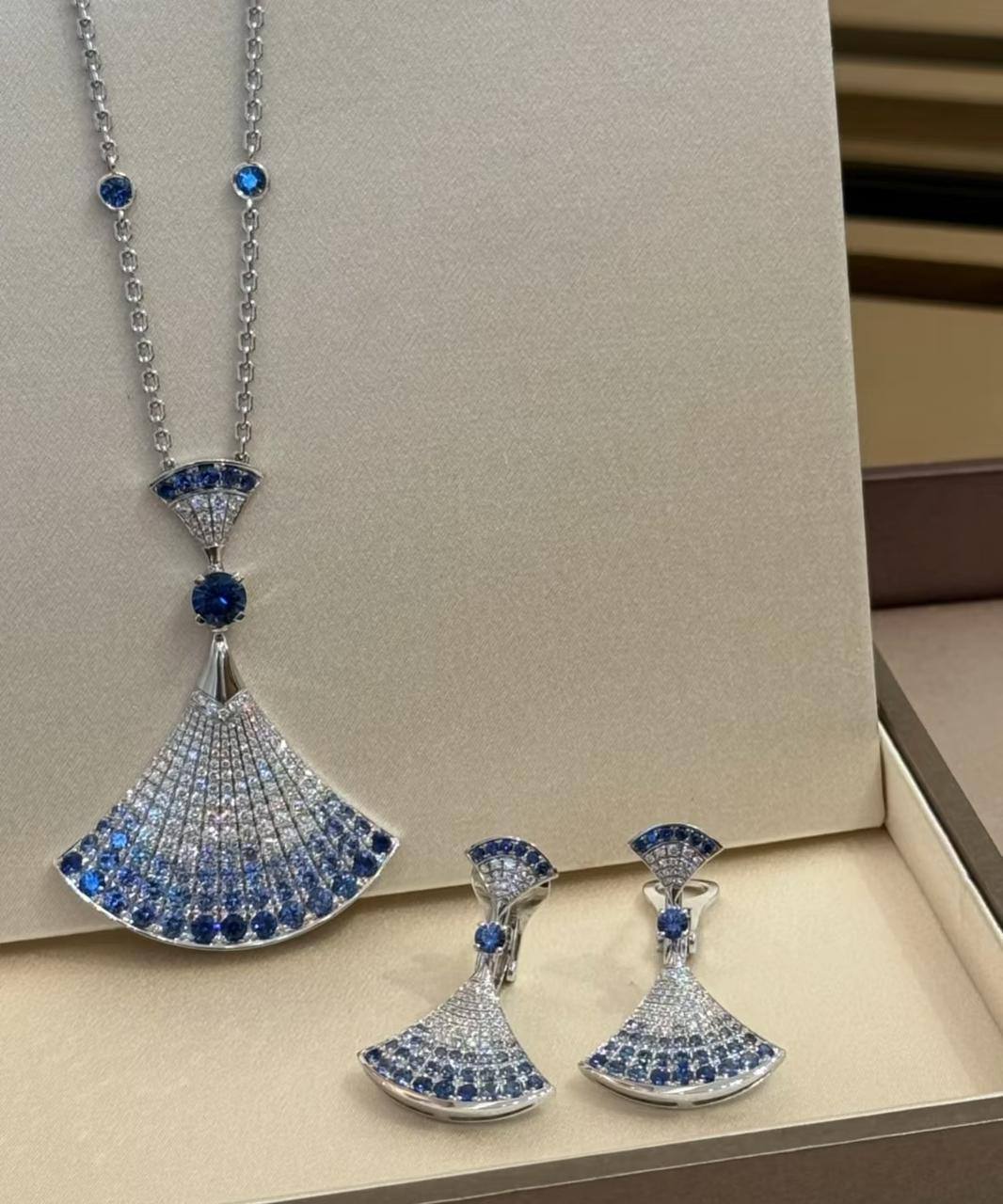 Bvlgari set* 🌷
Necklace 
Earrings 
*Master quality* 🍁

120 dhs🪙💚normal box 📦

Zain48
♥️♥️♥️