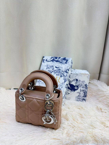 Dior 

100 dhs✅
with box
🎁🎁🎁

size 14×7×11cm

Zain42
♥️♥️♥️