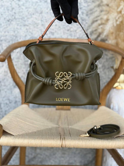 New collection✨✨✨
LOEWE
 23cm
350 dhs🪙🌨️
Top quality 
With box🎁

Zain167
♥️♥️♥️
