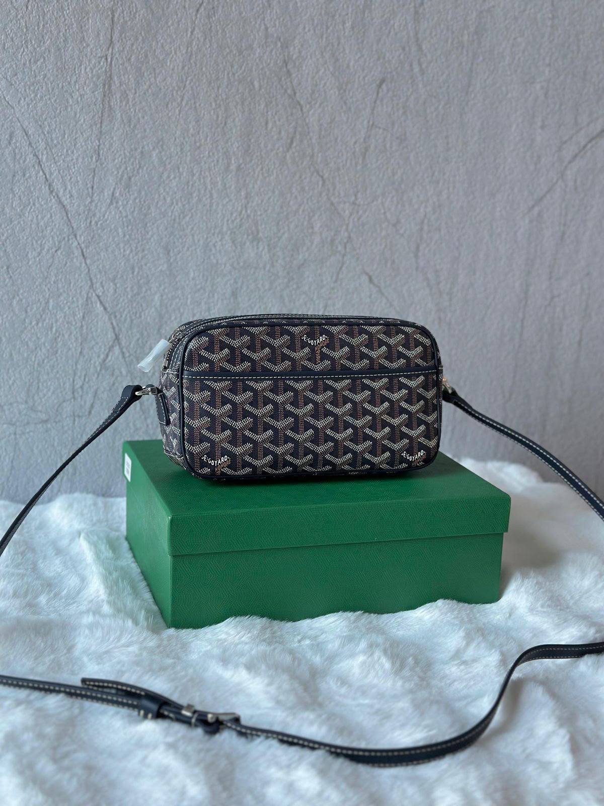 Goyard
90 dhs✅
With box
Size25cm

Zain219
♥️♥️♥️