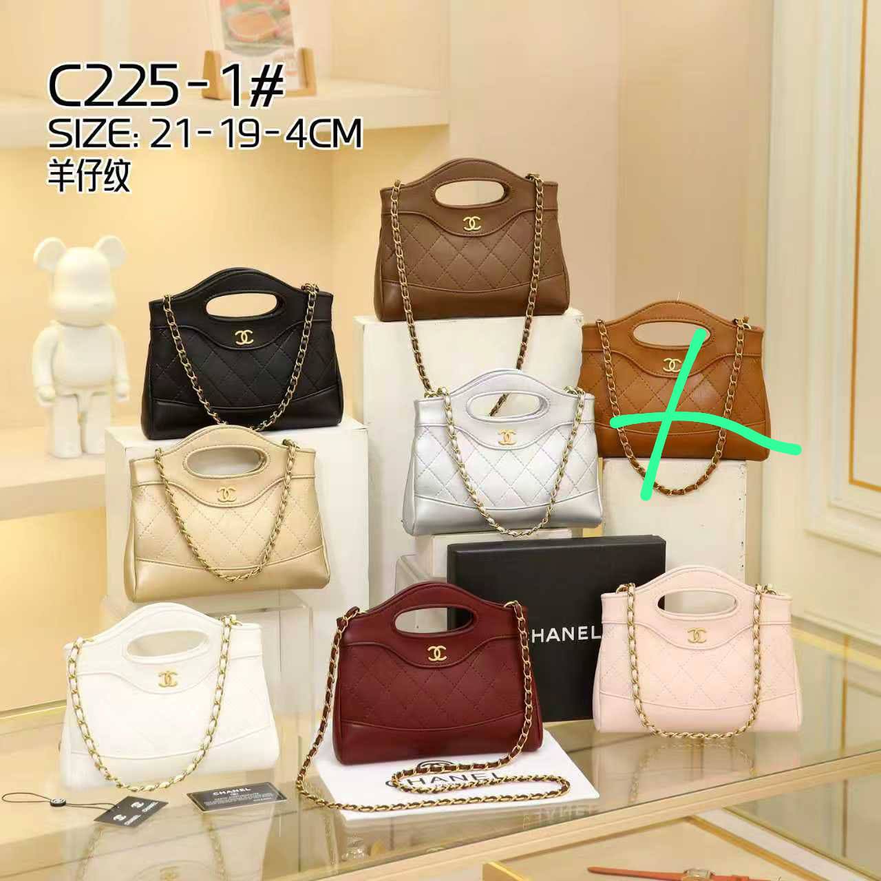 Chanel
21cm 
with box 
95 dhs💓

Zain168
♥️♥️♥️
