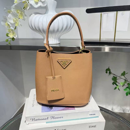 Prada

70 dhs🇦🇪🇦🇪

Zain232
♥️♥️♥️