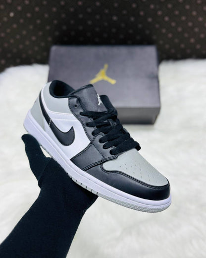 Jordan 1 Low 
Sizes 36-46 
150 dhs🪙💕

Zain232
♥️♥️♥️