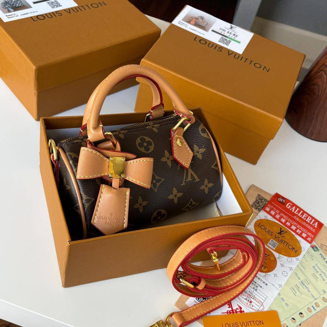 LV
95 dhs✅ 
Good quality 
with box 21cm

Zain26
♥️♥️♥️