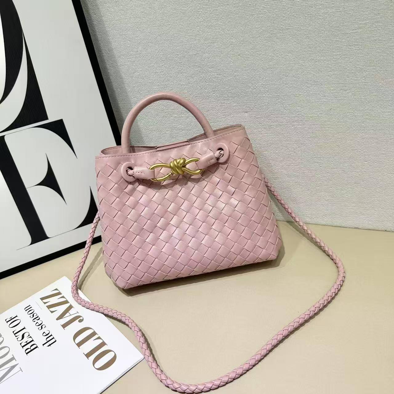 Bottega

withbox 
🎁🎁🎁
105 dhs🪙💕

Zain143
♥️♥️♥️