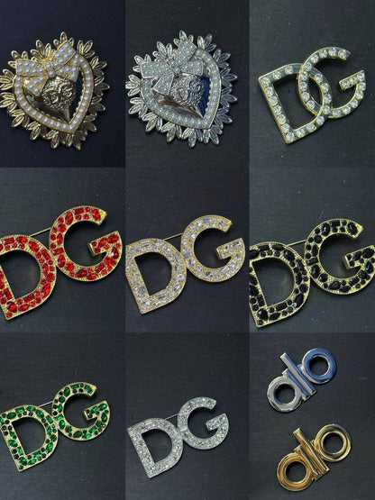 BROOCH Jewelry 🔥*
Non tarnish 💯
good quality 💯
With black boxes 🗃️ 
20 dhs❣️
With normal boxes 📦 
And paper bag🛍️
30 dhs❣️

Zain216
♥️♥️♥️