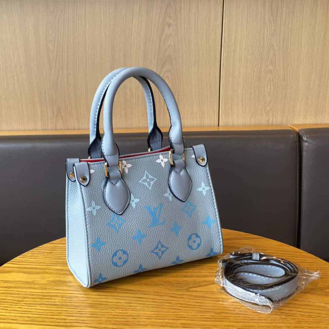 LV

Best quality 

with box
105 dhs🇦🇪🇦🇪

size 18CM

Zain290
♥️♥️♥️