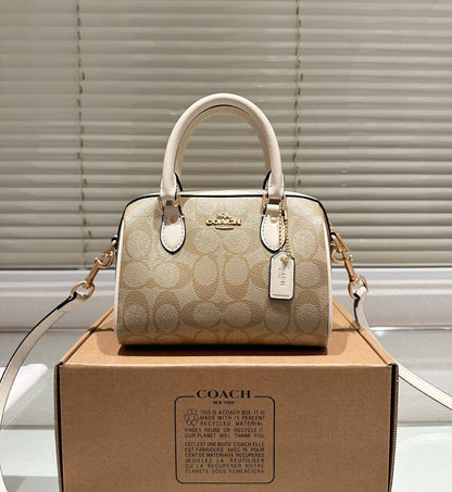 COACH 

NEW CAME GOOD QUALITY 
WITH BOX 
🎁🎁🎁

90 dhs❣️
SIZE: 18cm

Zain279
♥️♥️♥️