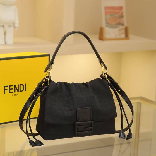 FENDI
Size  27×19cm
Withbox
110 dhs✅

Zain04
♥️♥️♥️