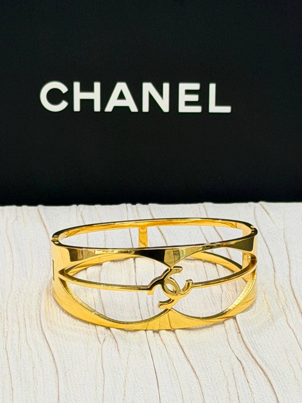 Offer Bangle
Non tarnished 
Available more designs 

20 dhs🇦🇪simple box 📦 
30 dhs🇦🇪name box 🗃️

Zain48
♥️♥️♥️