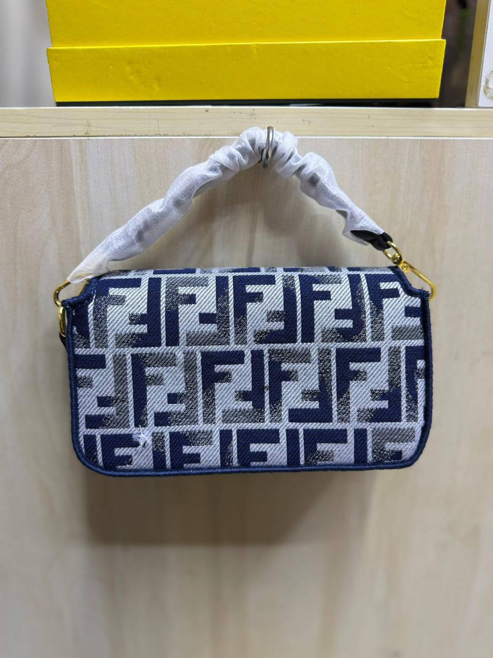 Fendi Small baguette
Size : 20 * 10 cm
85 dhs🪙💕
with box🎁

Zain115
♥️♥️♥️