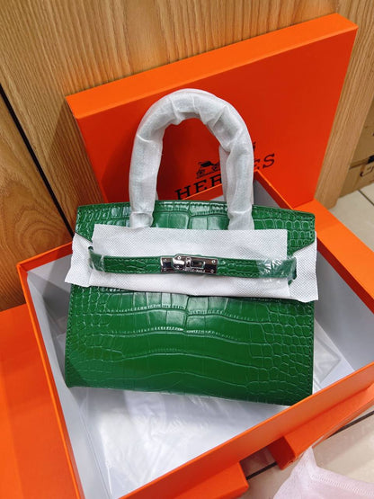 Hermes

21cm 
105 dhs🪙💕

with Box
🎁🎁🎁

Zain50
♥️♥️♥️