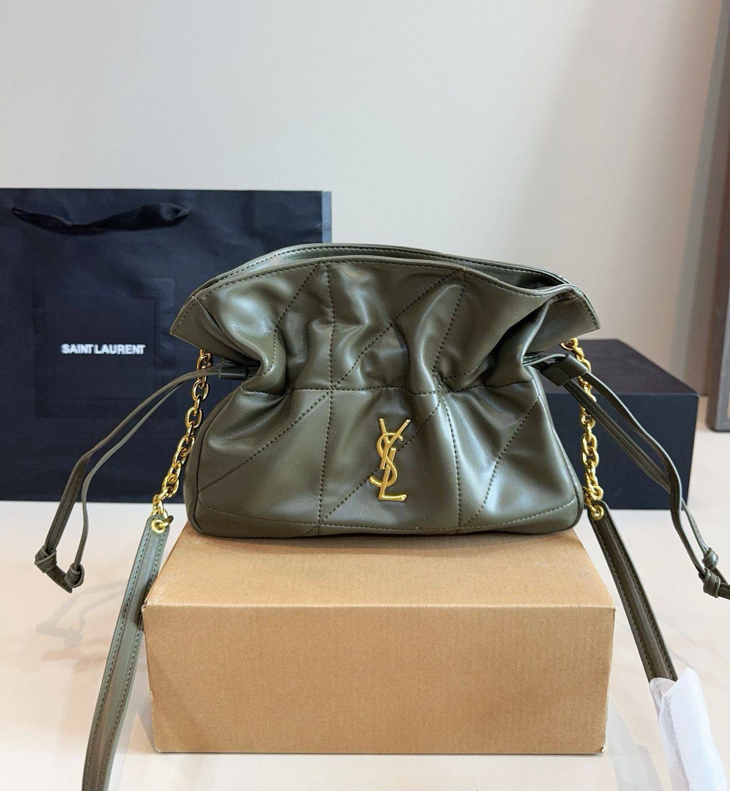 YSL 
NEW CAME SMALL SIZE 
WITH BOX 
🎁🎁🎁

100 dhs❣️

Zain39
♥️♥️♥️