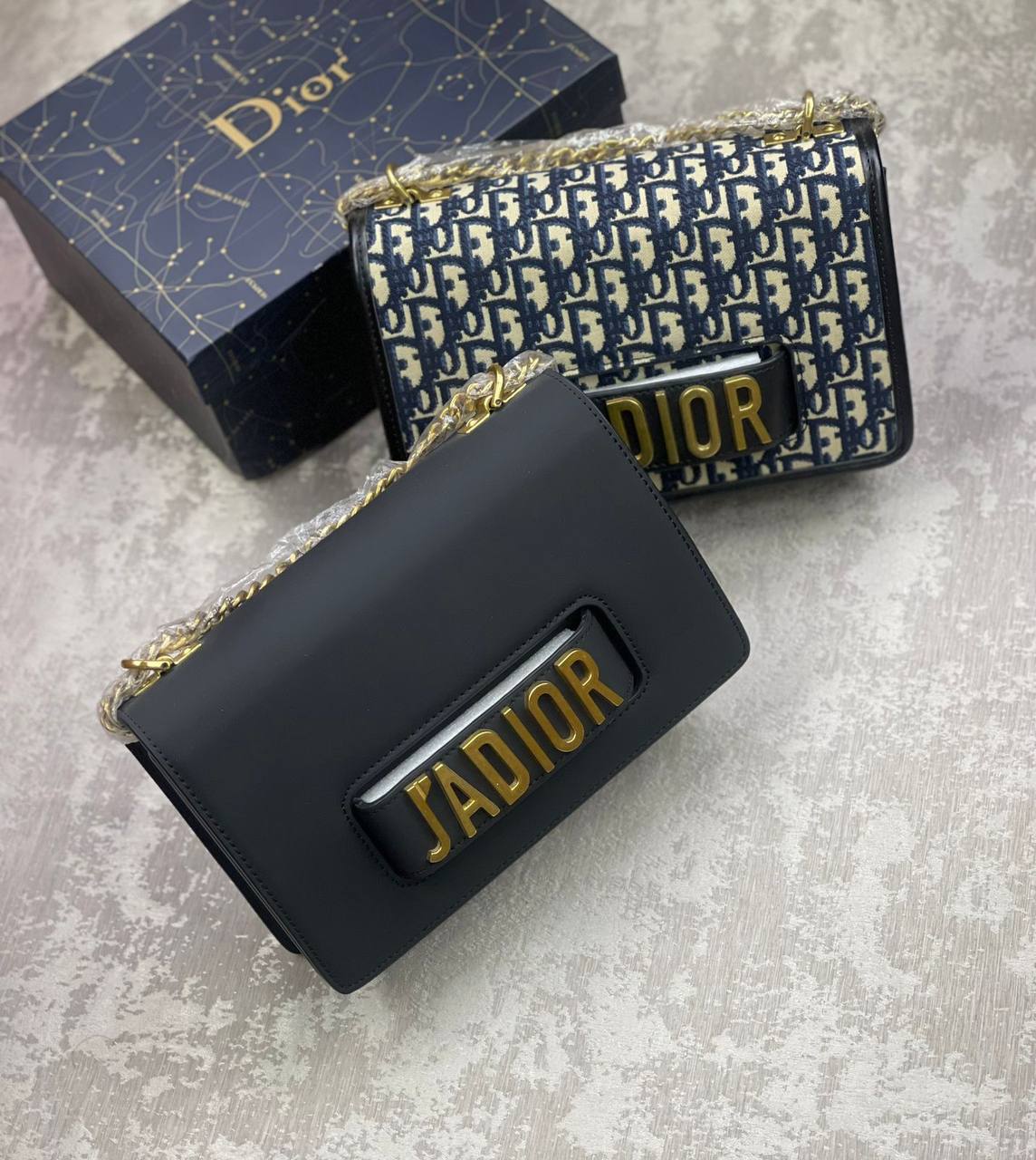 Dior
JA DIOR 
 with box  
🎁🎁🎁

good quality 
Big 130 dhs✅
Small 120 dhs✅

Zain175
♥️♥️♥️