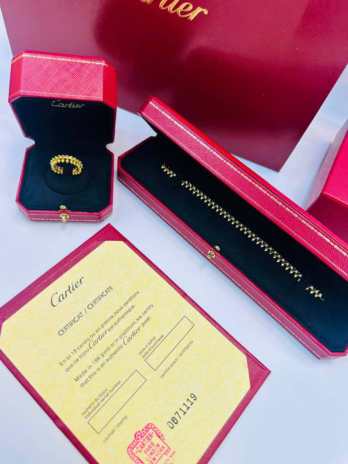 CARTIER SET❤️‍🔥*
Necklace 💥
Earring 🔥
Bracelet 🐦‍🔥
Ring 💍 available size 👇
6,7,8,9
With stone 🦋
With normal boxes 🗃️ 
340 dhs✅

With master box 📦 
390 dhs✅

Zain216
♥️♥️♥️