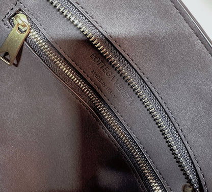 BOTTEGA 

COPY ONE 

NEW CAME 
WITH BOX 

135 dhs🇦🇪🇦🇪

Zain39
♥️♥️♥️