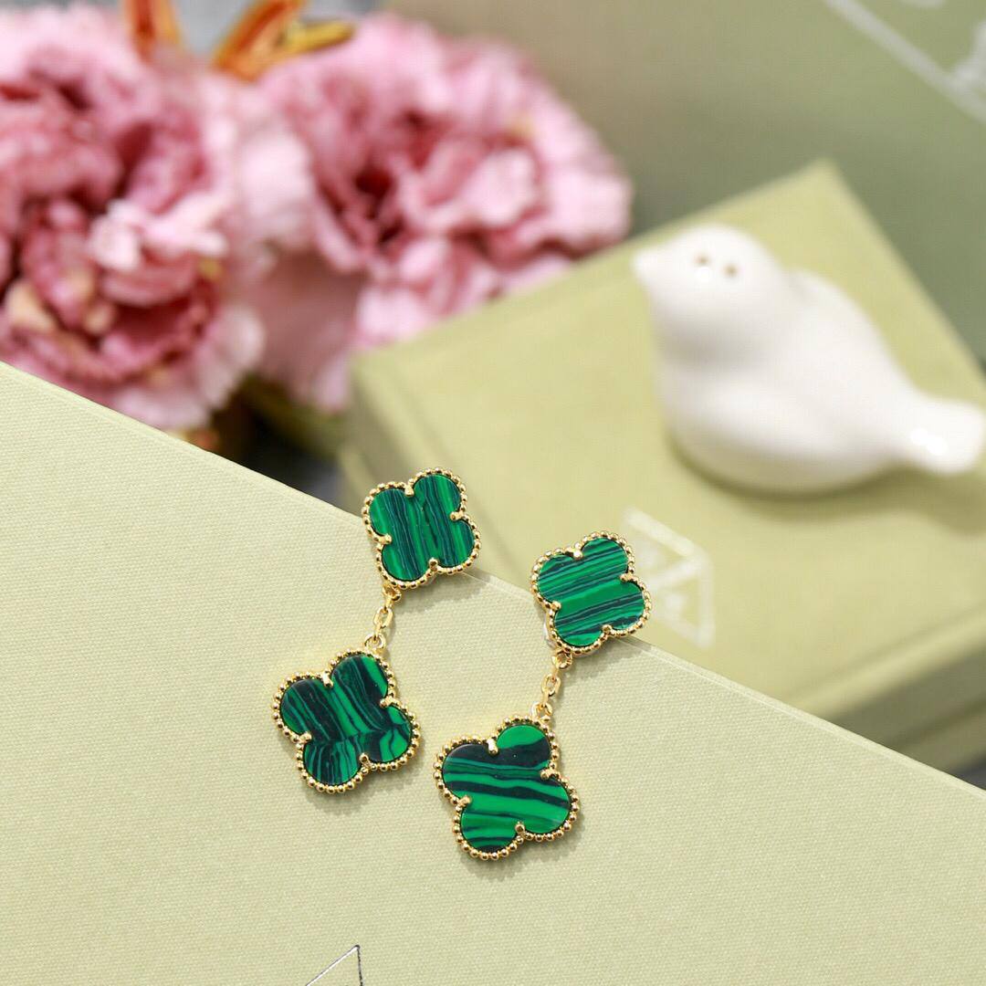 VCA 💫✨
       *Earrings 2 FLOWER*     💎
65 dhs🪙🌨️
             _WITH_
        *GOOD Box*📦
🎁🎁🎁


Zain89
♥️♥️♥️