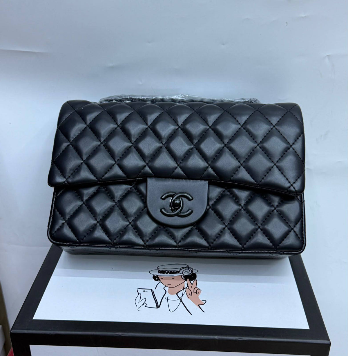 Chanel
New arrival 
Size 25cm
110 dhs🇦🇪🇦🇪🇦🇪

With box 🔥📦🔥

Zain70
♥️♥️♥️