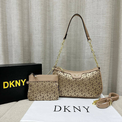 DKNY

 NEW CAME 

GOOD QUALITY 

WITH BOX 

90 dhs🇦🇪🇦🇪

Zain39
♥️♥️♥️