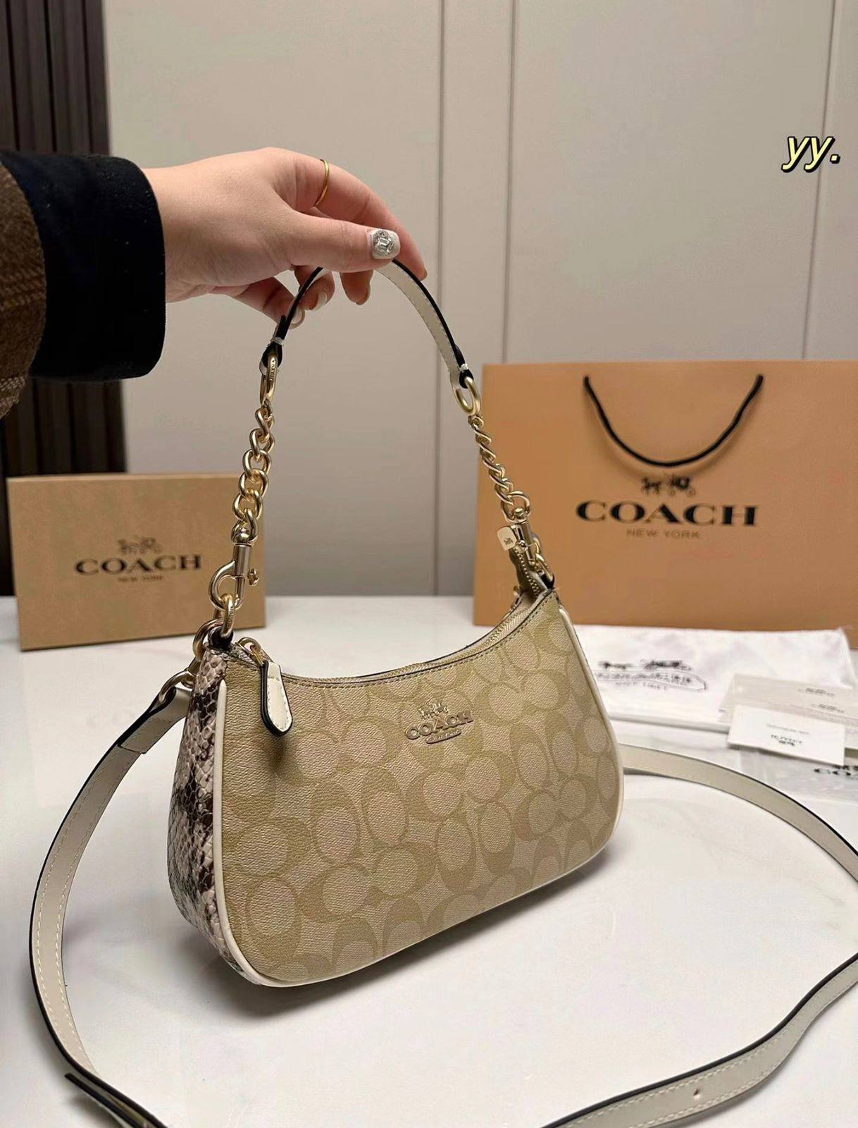 Coach
90 dhs❣️

size：24cm
With the box
🎁🎁🎁

Zain35
♥️♥️♥️