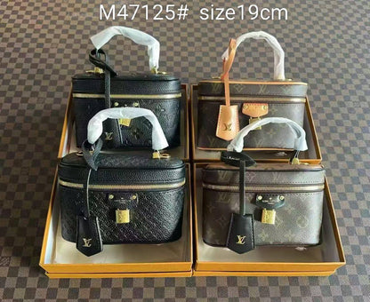 LV
95 dhs❣️

with box
🎁🎁🎁

size 19,

Zain26
♥️♥️♥️