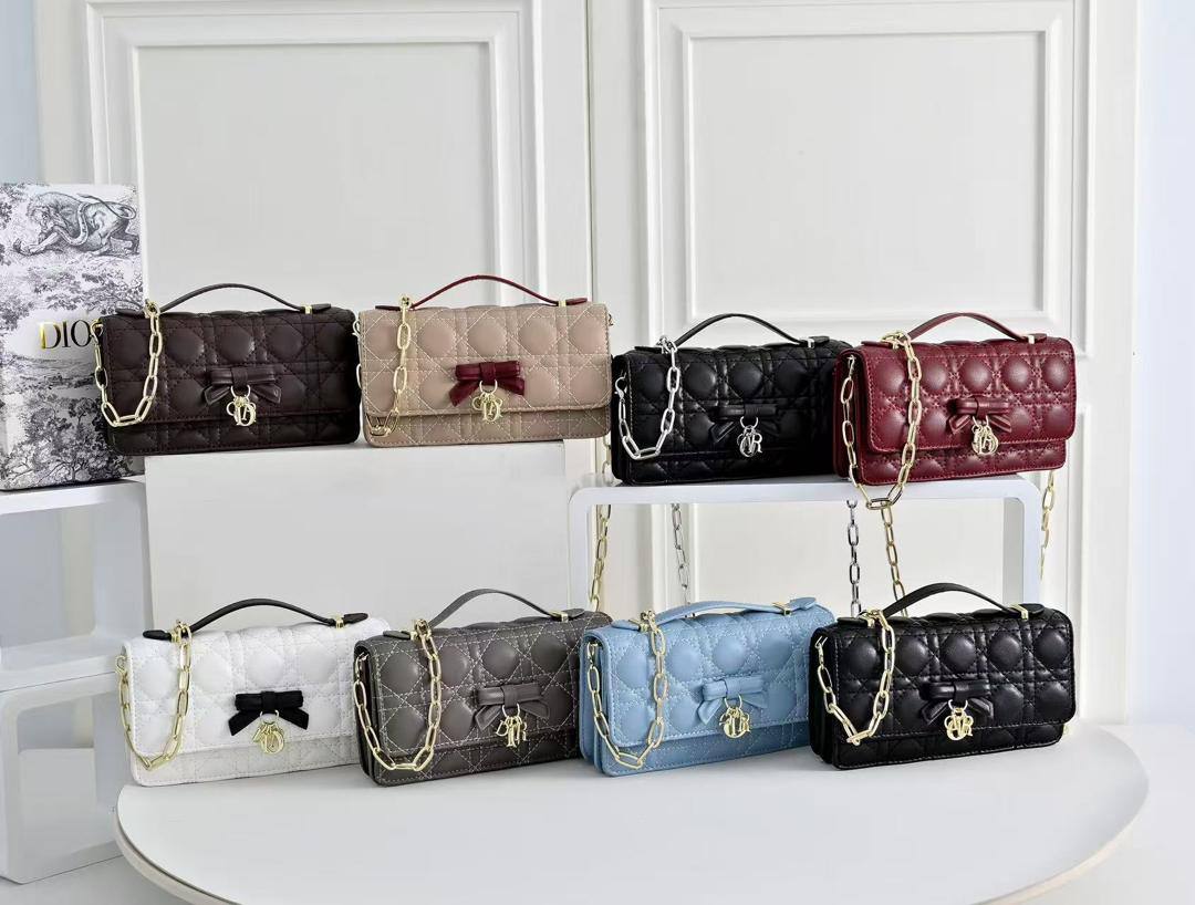 Dior
110 dhs🇦🇪🇦🇪
with box
size 21.5cm

Zain26
♥️♥️♥️