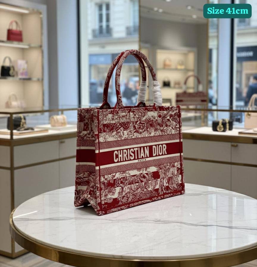 Dior
Good quality 

with box 
🎁🎁🎁

115 dhs🪙🖤

Zain186
♥️♥️♥️