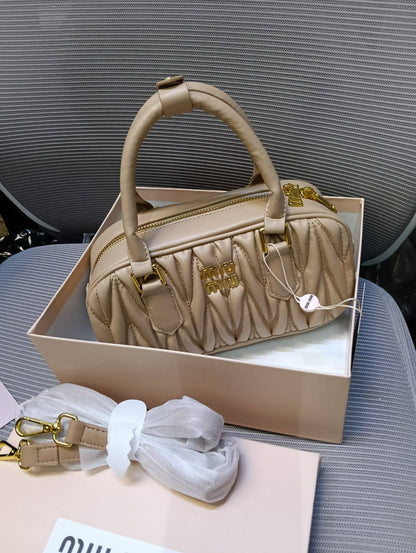 MIU MIU
100 dhs🇦🇪🇦🇪

with box

Zain26
♥️♥️♥️