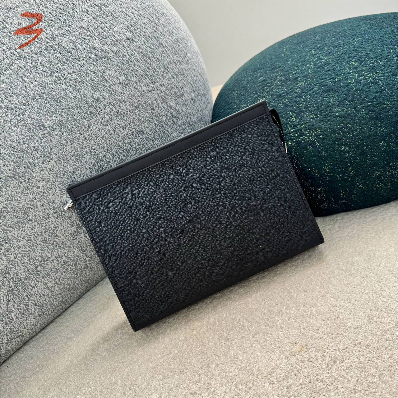 Pouch Bags 

with box🎁🎁🎁

65 dhs🌺

Good Quality

Zain137
♥️♥️♥️