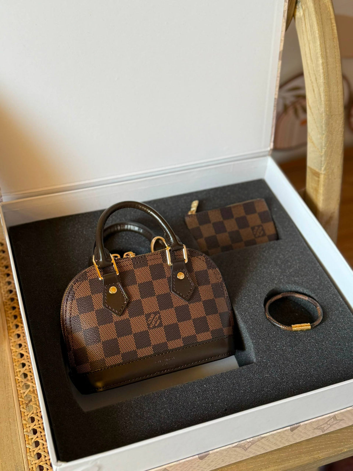 LV
17cm
400 dhs🇦🇪🇦🇪

FULL SETT(GIFT BOX)
MASTER QUALITY
With box

Zain167
♥️♥️♥️