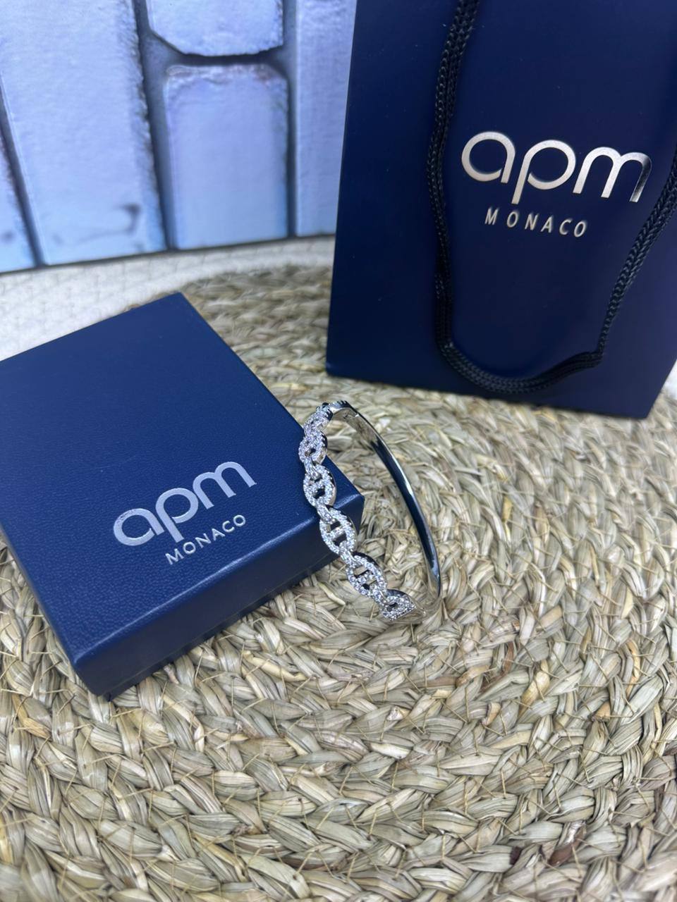 Bangle ❤️‍🔥*
good quality 💯
With same boxes 🗃️ 
And paper bag 🛍️
40 dhs🪙🌨️

Zain216
♥️♥️♥️