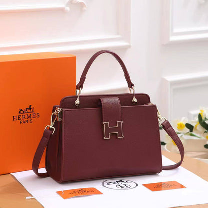 Hermes 
105 dhs🪙💚

with box
🎁🎁🎁

size 25×10×16cm

Zain42
♥️♥️♥️