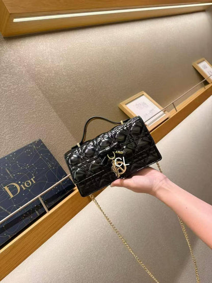 Dior

with box
🎁🎁🎁

120 dhs✅

Zain143
♥️♥️♥️