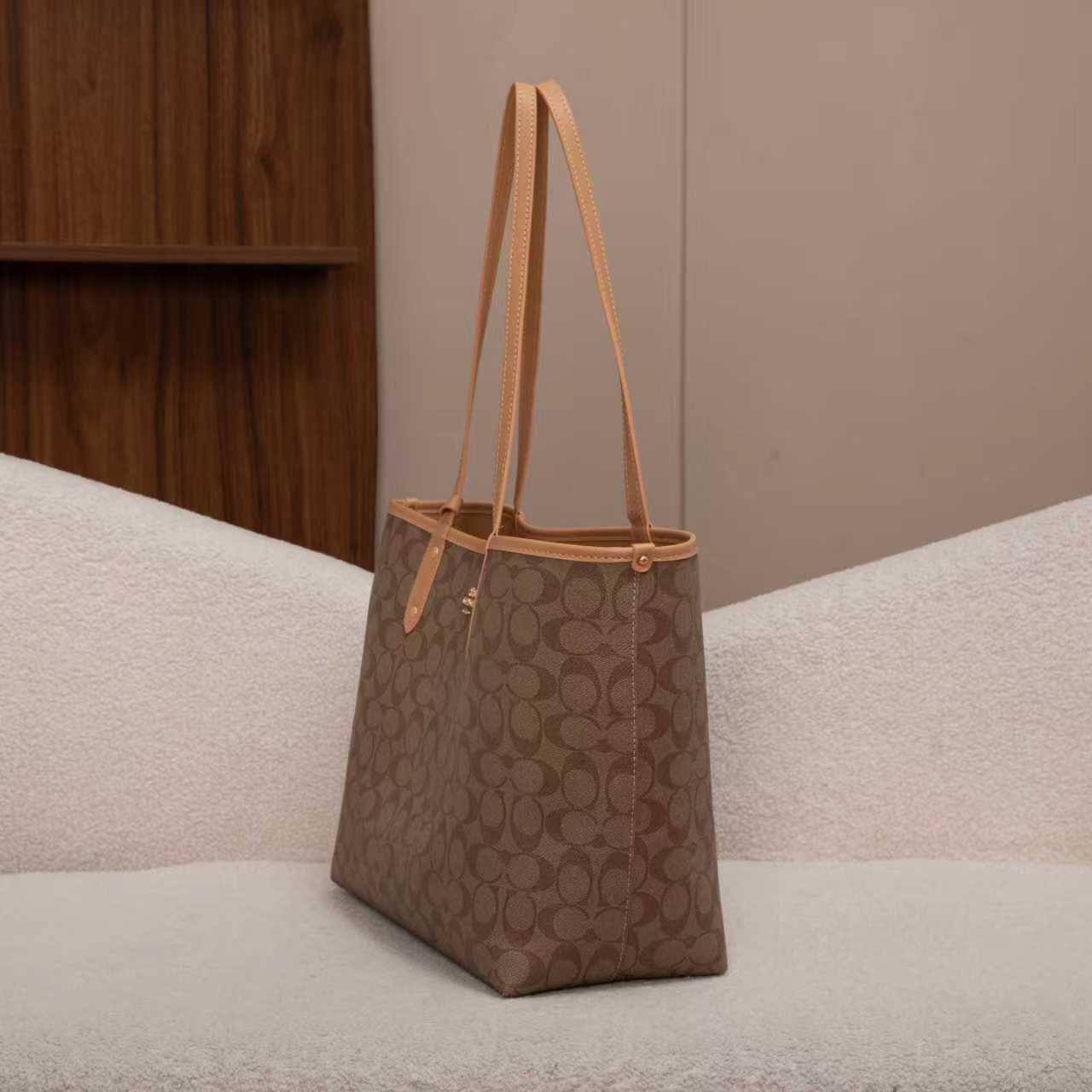 Coach
100 dhs❣️
2in1
Both sides are usable.

Zain07
♥️♥️♥️