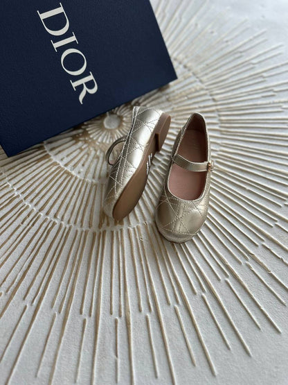 New collection{}
Dior
 Super master quality 😍
Size:26To35
230 dhs🪙

Zain261
♥️♥️♥️