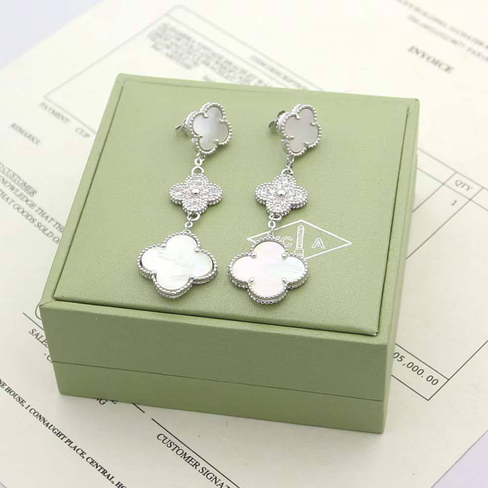 VCA
EARRING💫✨
3 FLOWER STONES
65 DHS👑
WITH BOX AND PAPER BAG🎁🛍️

Zain89
♥️♥️♥️
