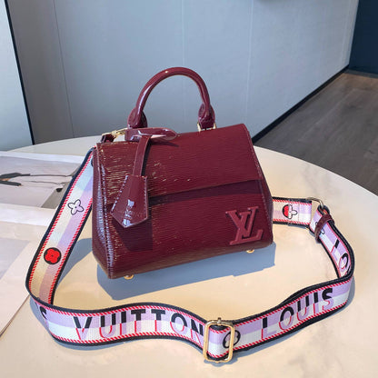LV

Best quality 
with box
115 dhs🇦🇪🇦🇪

size 21CM

Zain290
♥️♥️♥️