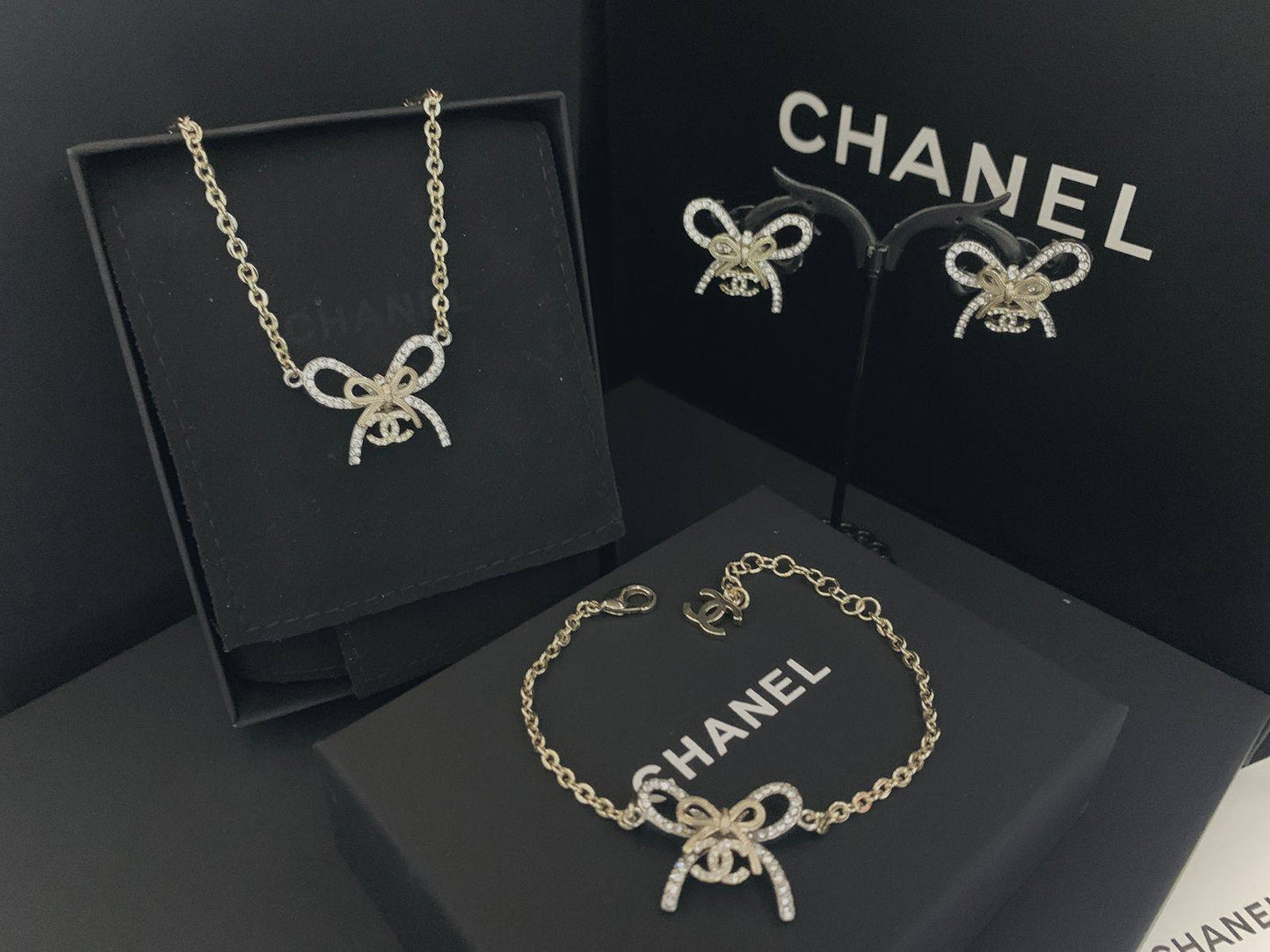 CHANEL SET
MASTER
✨💫
190 DHS🗽
WITH  GOOD BOX AND PAPER BAG 
WITH MASTER BOX AND PAPER BAG 
🎁🎁🎁

250 dhs🗽

Zain89
♥️♥️♥️