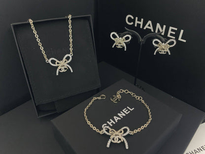 CHANEL SET
MASTER
✨💫
190 DHS🗽
WITH  GOOD BOX AND PAPER BAG 
WITH MASTER BOX AND PAPER BAG 
🎁🎁🎁

250 dhs🗽

Zain89
♥️♥️♥️