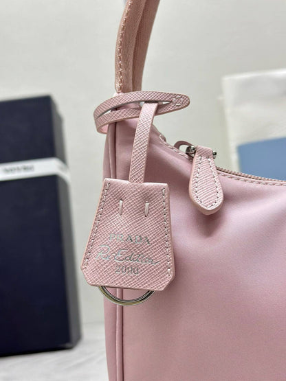 Prada

Model:Re-Edition Mini Bag (likely)

Material:Nylon (likely Re-Nylon or nylon fabric)👌🏼🪡
 
Size:22cm

Style: Casual luxury, suitable for everyday use🙂‍↔️

For Price 👇 WhatsApp✅
0568585901 
0507557372
0552275751 Owner Zain 👌

Zain325
♥️♥️♥️