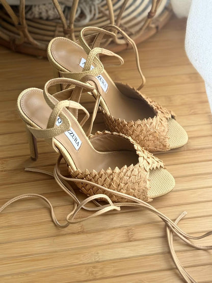 Aquazzura
AAA Quality
𝗦𝗶𝘇𝗲 𝟯𝟲 𝘁𝗼𝗼 𝟰𝟮 
550 dhs💓

Zain303
♥️♥️♥️
