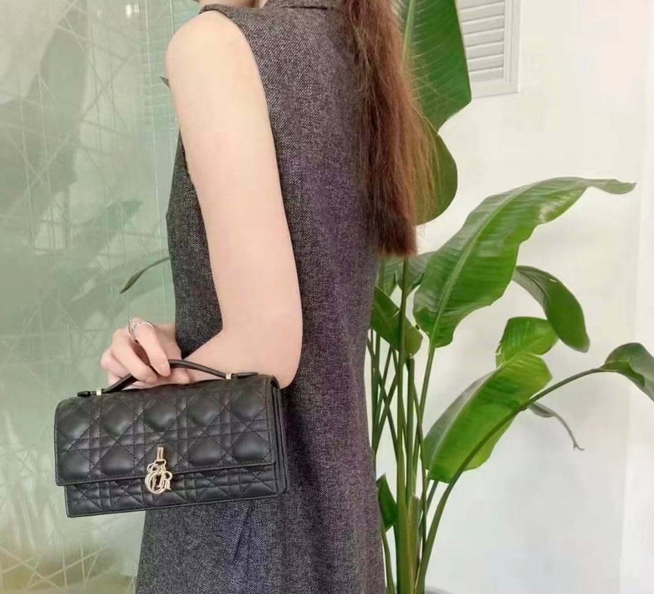 Dior
110 dhs✅
size：22cm
Good-quality 

with box🎁🎁🎁

Zain35
♥️♥️♥️