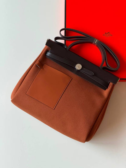 Hermes Herbag 31cm💕Master quality 😍with box❤️
630 dhs🇦🇪🇦🇪

Zain52
♥️♥️♥️