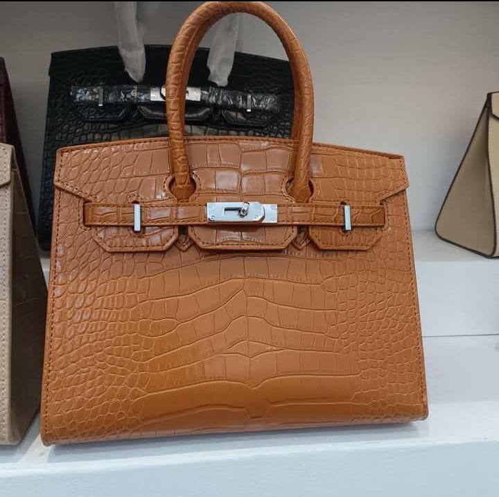 Hermes 

100 dhs🇦🇪🇦🇪

size 25×11×19cm

Zain213
♥️♥️♥️