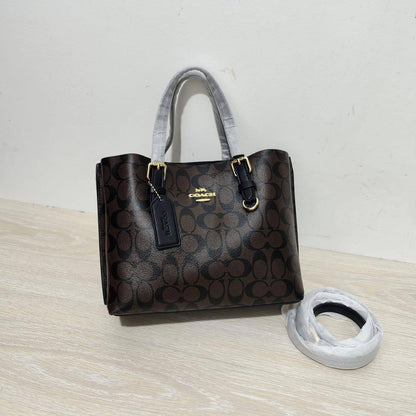 Coach
95 dhs✅
size 25×9×21cm

Zain42
♥️♥️♥️