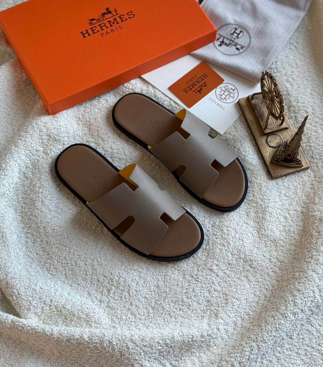 New. Hermes men slippers 

  Size  . 40.  to 45

100 dhs🪙🌨️

Zain80
♥️♥️♥️