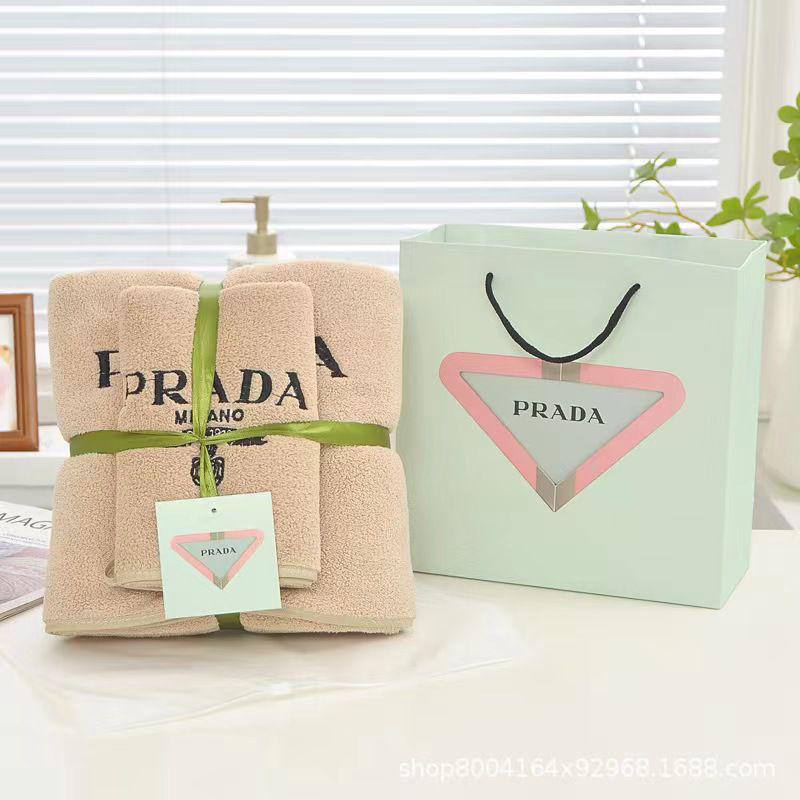 Brand 
Towels  
Good quality 
2 set
With paper 💼 
50 dhs💛

Zain99
♥️♥️😂